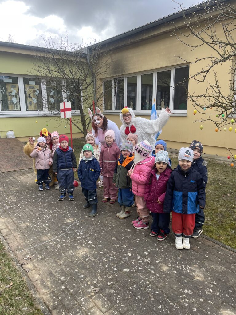 Hasenkinder feiern Osterfest 3