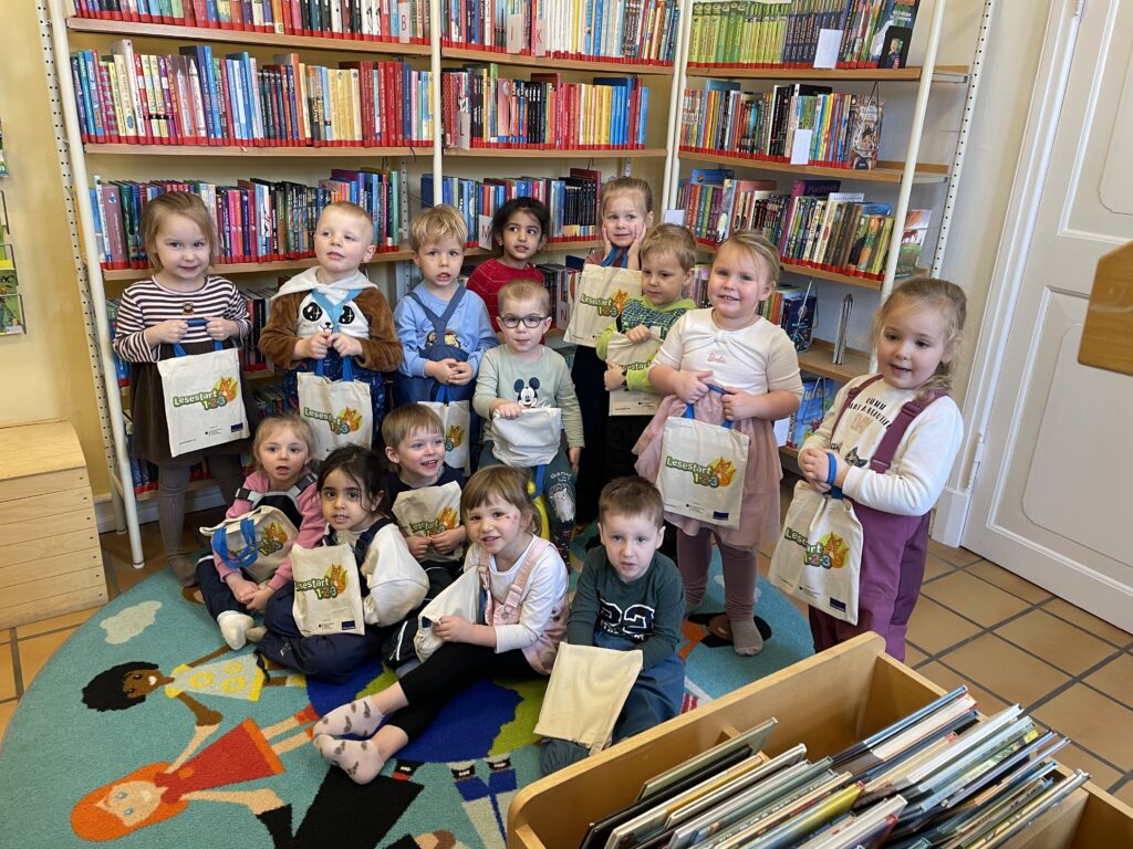Hasenkinder in der Bibliothek